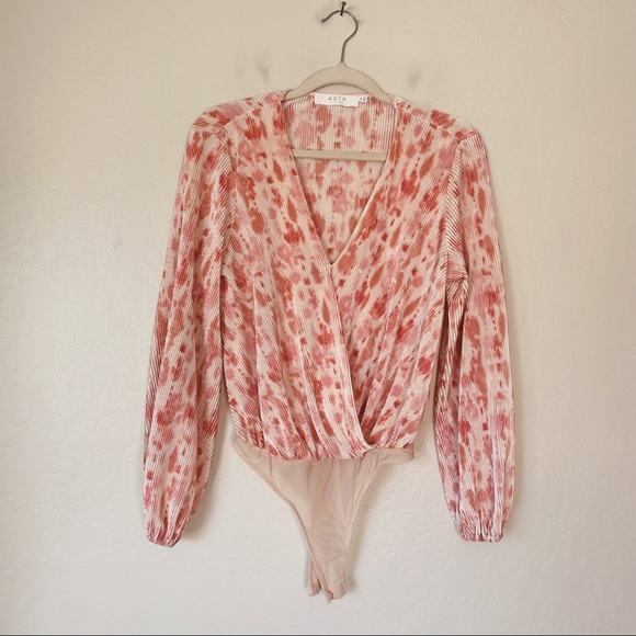 ASTR Cream Pink Textured Long Balloon Sleeve Surplice Bodysuit - Picture 2 of 7